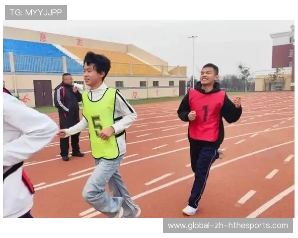 长跑赛道风雨中进行，选手展现坚韧意志，长跑运动比赛